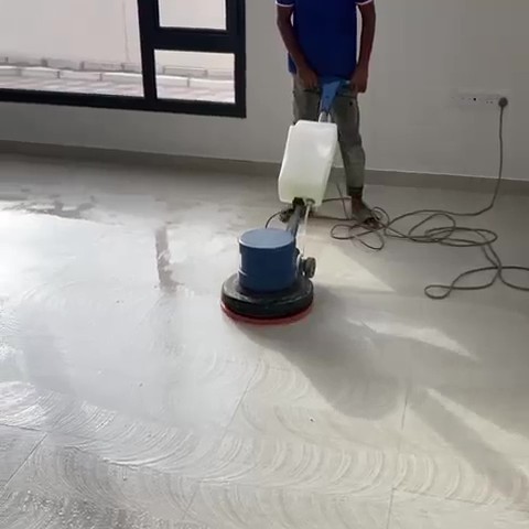 تنظيف الأرضيات والممرات والسلالم