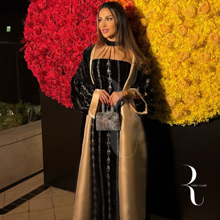 عباية سوداء ذهبية