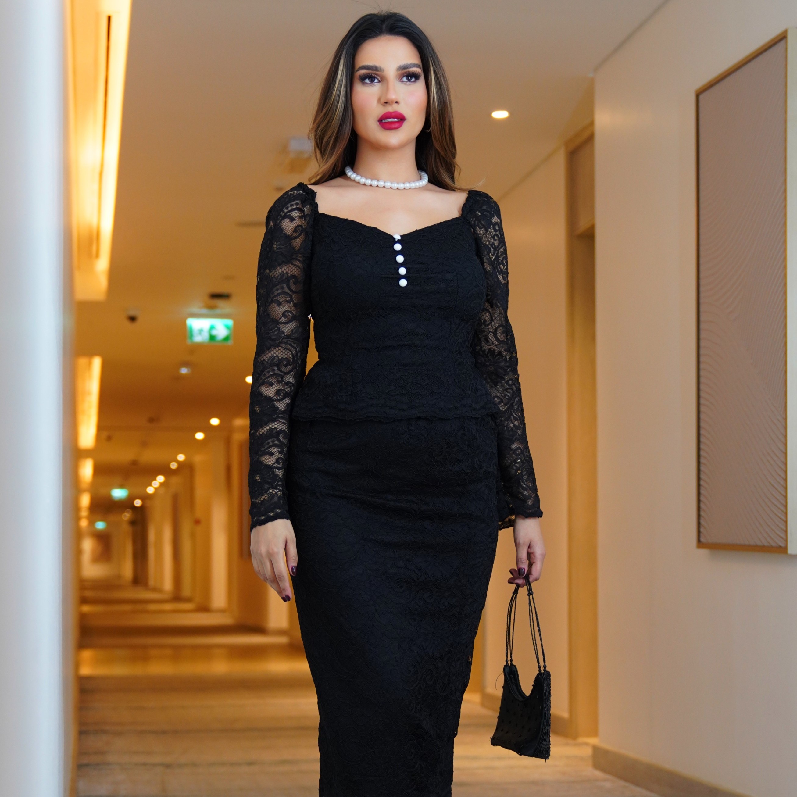 فستان اسود مع ستراس فضي