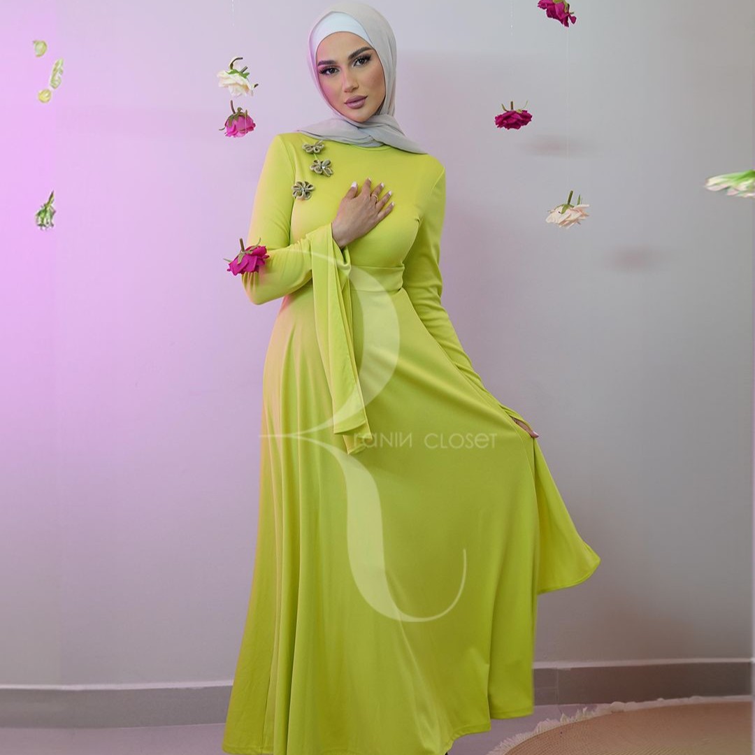 فستان لأناقة للمحجبات اخضر مع ورود عالكتف