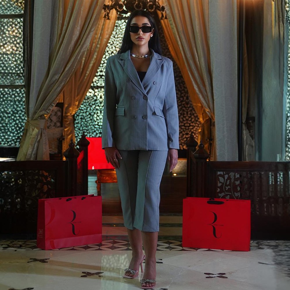 طقم رمادي رسمي